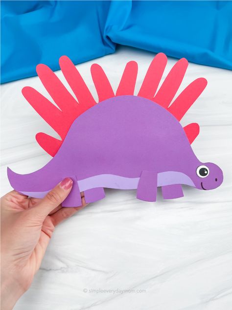 This stegosaurus handprint is the perfect craft to do with your little dino lover! All you'll need are a few simple supplies and about 15 minutes of free time. There's no messy paint involved, just use paper to get this project done in no time! The kids will love creating these projects at home, school, or daycare! Craft Elementary, Dinosaur Activities For Kids, Dinosaur Books For Kids, Elementary Printables, Craft Handprint, Egg Craft, Creative Thinking Skills, Kids Craft Supplies, Headband Crafts