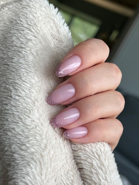 Pink, almond shape, baby pink, glitter, mid lenght, short, simple desighn, gel Mid Nails Ideas, Baby Pink Sparkle Nails, Pink French Nails With Glitter, Glitter Nails Almond Shape, Baby Pink Nails Ideas, Baby Pink Nails With Design, Baby Pink Nails With Glitter, Baby Pink Glitter Nails, Baby Pink Nail Art