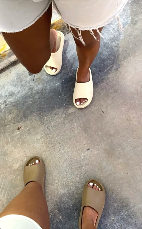 Classy Slides, Beige Slides Outfit, Yeezy Slides Women Outfit, Yeezy Sandals Outfit, Tan Bubble Slides Outfits, Slides Aesthetic, Sliders Shoes, Slide Outfits, Slides Outfit Summer