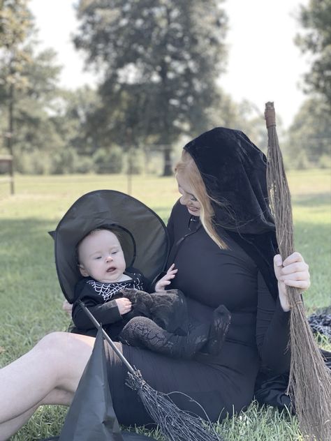 Halloween witch baby photos. Baby Witch Photoshoot, Halloween Baby Photos, Halloween Arts, Baby Photo Shoot, Toddler Photoshoot, Goth Baby, Monthly Baby Photos, Halloween Photography, Monthly Baby