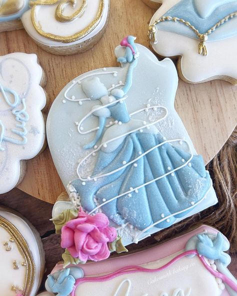 Amy Smith (@cakesmithbaking) • Instagram photos and videos Disney Princess Sugar Cookies, Princess Sugar Cookies, Cinderella Cookies, Disney Princess Cookies, Cinderella Cakes, Cookie Techniques, Crown Cookies, Cookies Kids, Princess Cookies