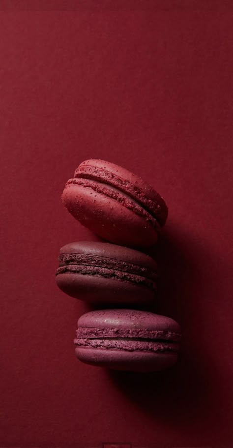 Red Macarons, Macaroon Wallpaper, Cappuccino Cafe, Food Photography Dessert, Red Desserts, Dessert Photography, Fruit Wallpaper, Macaron Recipe, Food Wallpaper