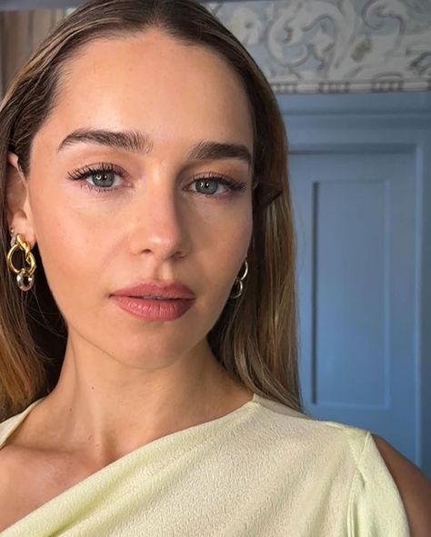 Emilia Clarke Makeup, Amelia Clarke, Southern Hair, Venus Clothing, Ireland Fashion, British Celebrities, Sarah Shahi, Smokey Eye For Brown Eyes, Celebrity Look Alike