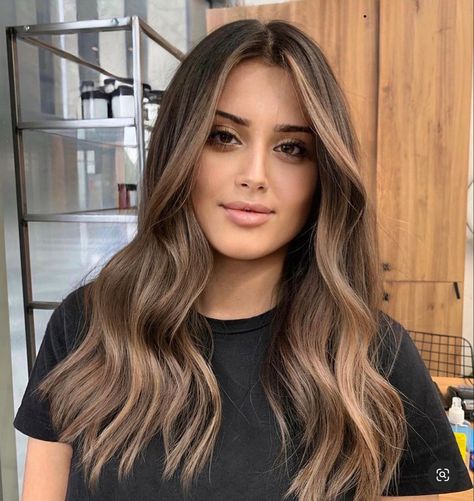 Long Hair With Bangs And Layers, Colored Hair Tips, Bee Free, Beachy Hair, Brunette Hair With Highlights, Gorgeous Hair Color, Hair Color Pastel, Brunette Balayage Hair, Brown Hair Balayage