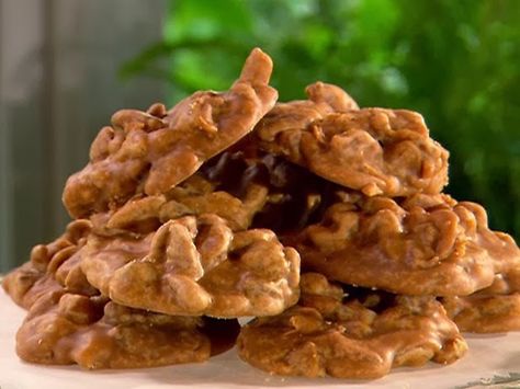 Hillbilly Recipes: Quiick-Easy-Pecan-Pralines- Pralines Recipe, Praline Candy, Praline Recipe, Pecan Pralines, Pecan Recipes, Football Party, Candy Recipes, Just Desserts, Food Network Recipes