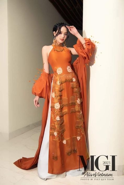 Vietnamese Traditional Clothing, Shalwar Design, Vietnamese Clothing, Vietnamese Dress, Fashion Drawing Dresses, Stunning Wedding Dresses, Cheongsam, Japanese Fashion, Cute Fashion