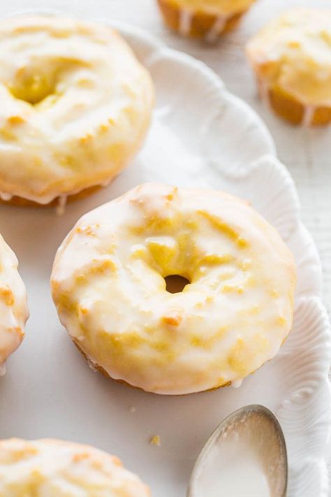 Baked Lemon Donuts with Lemon Glaze - They taste like the Starbucks lemon loaf, but in donut (or mini muffin) form!! Easy, no mixer recipe with a tart-yet-sweet lemon glaze that's PERFECT! Lemon lovers will adore them!! Dunkin Donut, Starbucks Lemon Loaf, Starbucks Lemon, Baked Doughnuts, Fried Donuts, Baked Donut Recipes, Mixer Recipes, Averie Cooks, Lemon Loaf