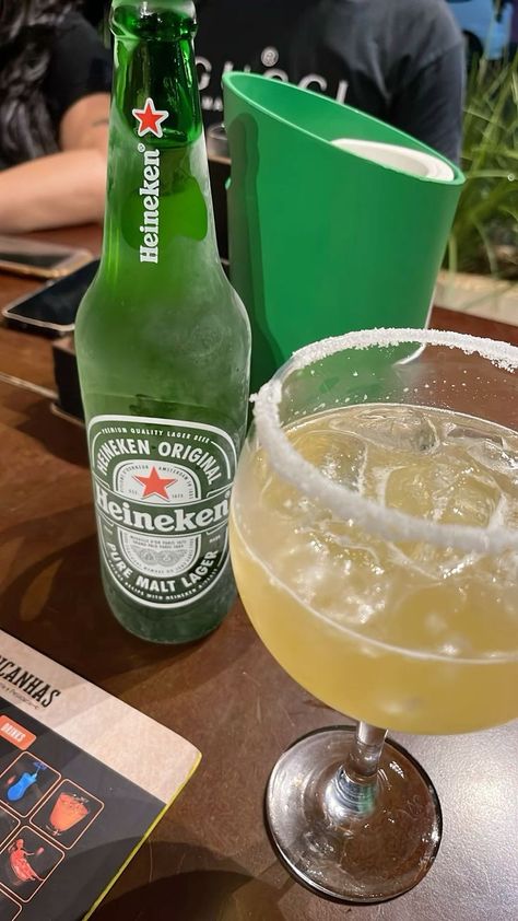 Heineken Fake Story, Drinks Fake Story, Status Fake, Liqueur Drinks, Shots Alcohol, Art Photography Portrait, All Beer, Pretty Drinks, Fake Story