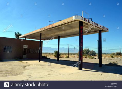 Download this stock image: 24 hour tire repair store at the Salton Sea, California. - D2J7PK from Alamy's library of millions of high resolution stock photos, illustrations and vectors. Abandoned Gas Station, Salton Sea California, Road 66, Route 66 Road Trip, Salton Sea, Station Service, Old Garage, Historic Route 66, Old Gas Stations