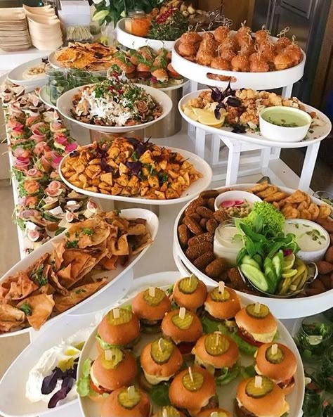 Entertaining 101: How To Set Up a Buffet – The Tiny Fairy Luau Party Food, Appetizer Buffet, Buffet Set Up, Appetizers Table, Food Set Up, Catering Buffet, Party Food Buffet, Catering Ideas Food, Food Buffet