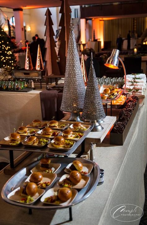 Slider Station, Christmas Buffet Table, Bbq Sliders, Catering Food Displays, Mini Sliders, Sneaker Ball, Slider Bar, Christmas Buffet, Brunch Buffet