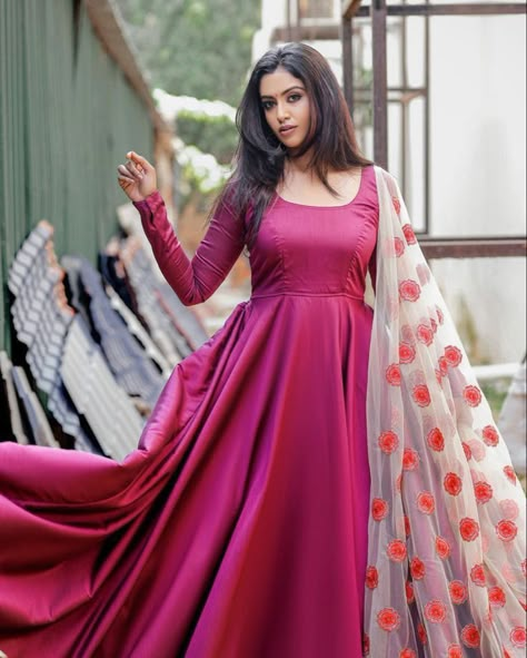 Plain dress designs Simple Frock With Heavy Dupatta, Plain Saree Dress Gowns Ideas, Long Frock Ideas Indian Style, Long Frock Neck Designs, Anarkali Models, Roshni Haripriyan, Long Frock Designs, Long Gown Design, Simple Frocks