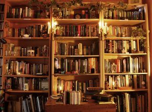 How to Create a Proper Hobbit Hole in Your House Hobbit Living Room, Awesome Bookshelves, Book Shelf Ideas, Hobbit Home, Beautiful Libraries, Library Love, Bookshelf Ideas, Library Aesthetic, Dream Library