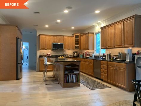 Before: full view of wooden kitchen cabinets Alternative Apartment, 2000s Kitchen, Cabinets Without Doors, Blue Painted Cabinets, Door Apartment, Navy Cabinets, Fold Door, Lace Window, Sunroom Designs