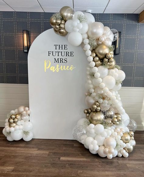 Gold Themed Bridal Shower Ideas, Pearls And Prosecco Balloon Arch, Pearls And Prosecco Backdrop, Wedding Shower Balloons, Bridal Shower Balloon Ideas, Petals And Pearls Theme, Diamond And Pearls Party Theme, Bridal Theme Shower Ideas, Pearl Themed Party Decor