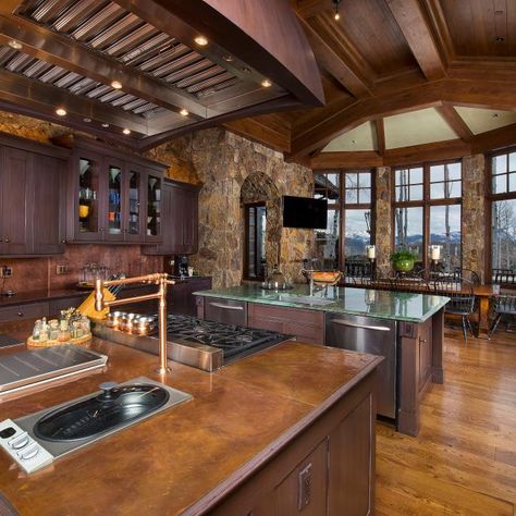 Western House Ideas, Mountain Home Kitchen, Colorado Kitchen, Vaulted Ceiling Kitchen, Luxury Log Cabins, Log Cabin Furniture, Log Home Interiors, Log Cabin Ideas, Dark Woods