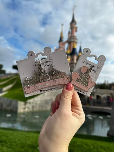 Disney Pins Aesthetic, Paris Souvenirs Gift, Disneyland Paris Souvenirs, Broches Aesthetic, Disneyland Paris Merchandise, Disneyland Shopping, Shopping Aesthetics, Disneyland Souvenirs, Disneyland Merchandise