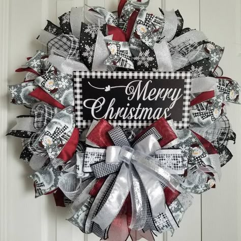 Seasonal Wreaths Diy, Door Black And White, Christmas Wreath Black, White Mesh Wreath, Wire Wreaths, Holiday Door Wreaths, White Christmas Wreath, Merry Christmas Wreath, Christmas Wreath For Front Door