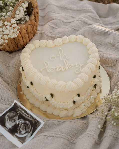 our beautiful gender reveal cake 🍃🤍 made by @sugargardensweetstx 🫶🏻 Cake Gender Reveal, Cake Photoshoot, Gender Reveals, Gender Reveal Cake, Baby Announcements, Reveal Ideas, Pregnancy Announcement, Baby Announcement, How To Make Cake