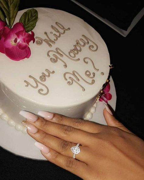 No.1 Nigerian Wedding Blog (@nigerianwedding) • Instagram photos and videos Proposal Cakes Ideas, Honey Fried Chicken, Wedding Shower Food, Romantic Proposal, Munaluchi Bride, Engagement Cakes, Wedding Proposals, Happy Birthday Cake, Bridal Makeup Looks