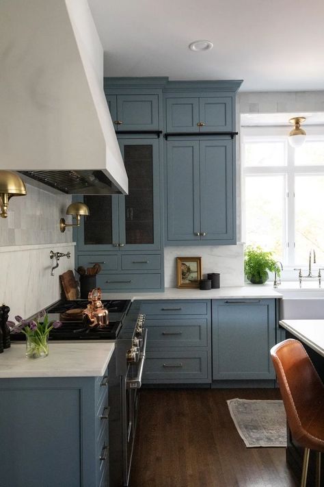 Van Courtland Blue, Kitchen With Blue Cabinets, Dream Kitchen Cabinets, Kitchen Examples, Cabinets To Go, Painted Kitchen Cabinets Colors, Blue Kitchen Cabinets, Green Kitchen Cabinets, Cabinet Paint Colors