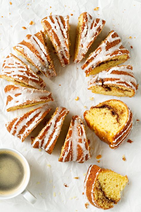 Honey Bun Cake Honey Bun Cake, Bun Cake, Honey Bun, Slow Cooker Desserts, Honey Buns, Bundt Cakes, Yellow Cake Mixes, Köstliche Desserts, Bundt Cake