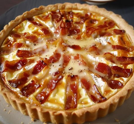 Découvrez le Charme Rustique de la Tarte au Camembert et aux Lardons Lorsque le froid s’installe, rien ne vaut un plat qui évoque la chaleur et la convivialité des cuisines ... Read more Tarte Sale, Pizza Quiche, Ipa, Food Art, Diner, A Table, Bacon, Read More, Pizza