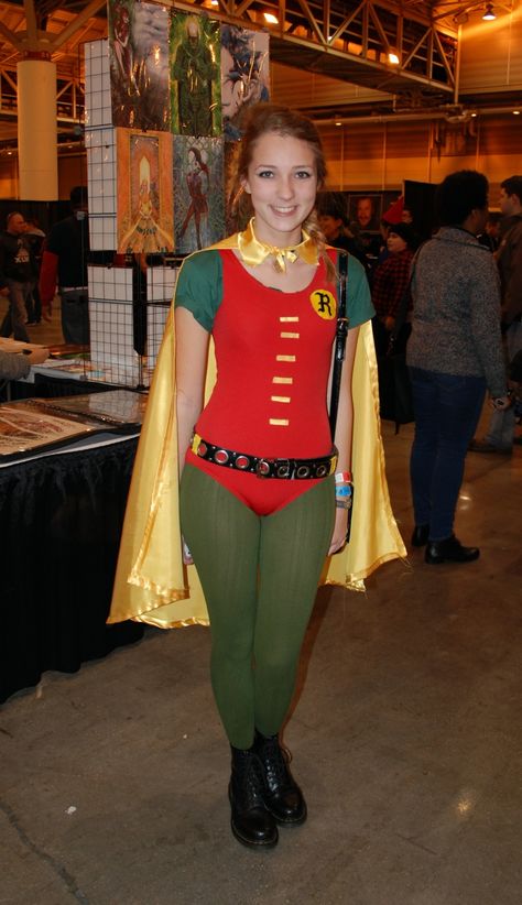 Robin Diy Costume Woman, Robin Girl, Gender Bend Cosplay, Female Robin, Batgirl Cosplay, Robin Costume, Robin Cosplay, Space Tv, Diy Costumes Women