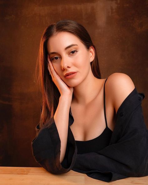 Beril Pozam was born on 1 January 1995 in Istanbul. She graduated from Ozel Ahmet Simsek College and then, studied theatre at Bilkent University Hande Ercel Style, Girl Actors, 1 January, Turkish Drama, Turkish Beauty, Pose Reference Photo, Turkish Actors, Seville, Dark Hair