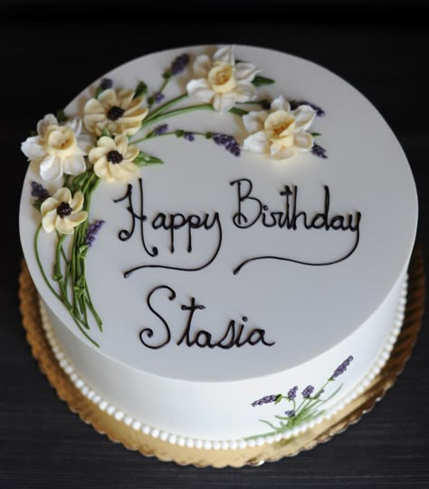 Spring Decorated Cakes Simple, Simple Cake Designs Flowers, Buttercream Flower Cake Ideas, Flower Design Cake Birthday, Round Cake With Flowers, Vanilla Cake Design Ideas, Floral Cake Design Birthday, Pretty Cake Decorating, Simple Flower Cake