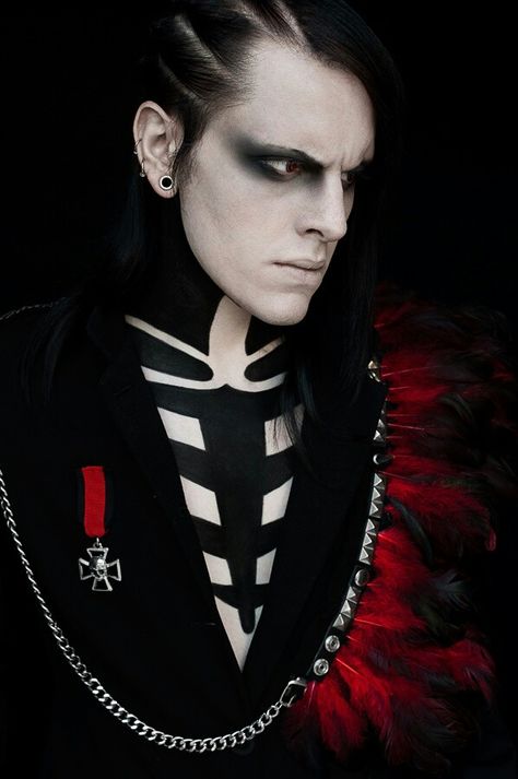 gothic Fotos Halloween, Men's Makeup, Halloweenský Makeup, Dark Circus, Vampire Makeup, Gothic Men, Goth Guys, Gothic Ideas, Vampire Goth