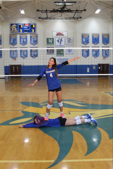 Volleyball Media Day Poses Solo, Media Day Photos Volleyball, Track Media Day Poses Duo, Volleyball Poses With Friends, Volleyball Buddy Pictures, Volleyball Duo Pictures, Cute Volleyball Pictures With Friends, Duo Volleyball Poses, Funny Media Day Poses