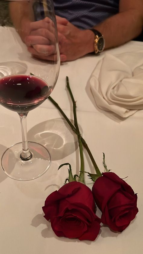 Roses Date Night, Date Fake Story, Date Night Flowers, Date Instagram Story, Date Snap, Date Flowers, Date Night Couple, Wine Date, Valentines Date Outfit