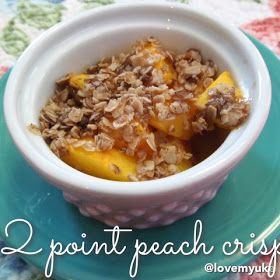 Weight Watchers Peach Recipes, Ww Deserts, Ww Sweets, Peach Crisp Recipe, Berry Crisp, Peach Recipes, Weight Watchers Snacks, Weight Watchers Recipes Desserts, Weight Watchers Chicken