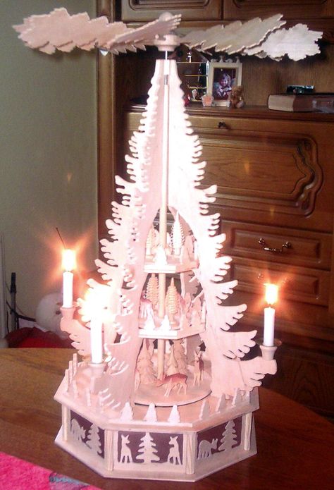 Pyramide aus Sperrholz ausgesägt und als kompletter Bausatz zum selber bauen Christmas Pyramid, Building Instructions, Pyramid, Laser Engraving, Germany, Ceiling Lights, Christmas Tree, Holidays, Craft Supplies