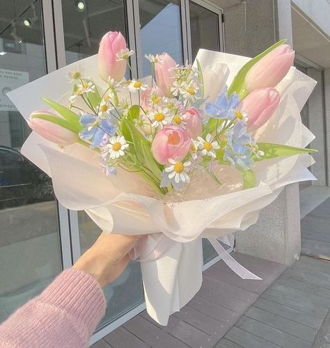 La vie est belle on X: "https://t.co/SEUEur1M6A" / X Study Together, Pretty Flowers Pictures, Flower Boquet, Luxury Flower Bouquets, Study With Me, Hay Fever, Flower Bouquet Diy, Boquette Flowers, Prom Accessories