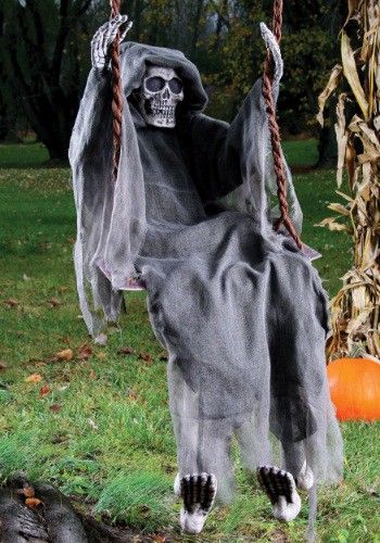 Grim Reaper on Swing Halloween Decorations Funny Halloween decor. #halloween #halloweendecorations Menacing Pose, Pasteles Halloween, Halloween Garden Decorations, Scary Halloween Decorations Outdoor, Scary Halloween Decorations Diy, Dekorasi Halloween, Halloween Diy Outdoor, Fairy Halloween Costumes, Labu Halloween