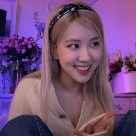 Rosé Cute Gif, Rosé Gif Blackpink, Rosé Gifs, Rose Pic, Rosé Gif, Blackpink Memes, Never Have I Ever, Rose Park, Lisa Blackpink Wallpaper