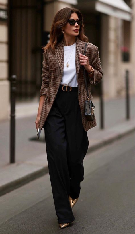 Black Pants Outfit Formal, Vests Outfits For Women, Elegant Trousers Outfit, Female Boss Outfit, Brown Blazer Outfit Casual, Executive Outfits For Women, Checkered Blazer Outfit, Blazer Cafe, Brown Blazer Outfit