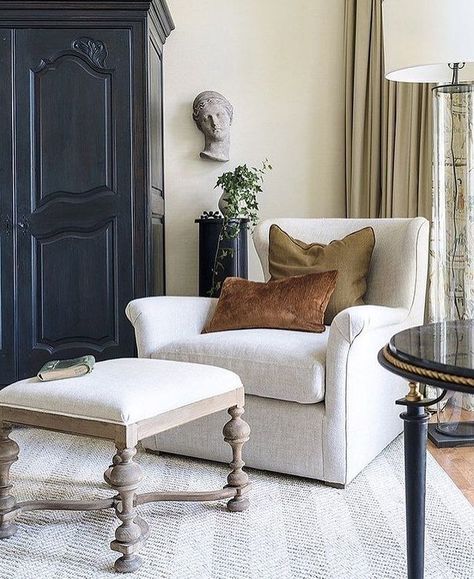 𝐀 𝐂𝐎𝐓𝐒𝐖𝐎𝐋𝐃 𝐋𝐈𝐅𝐄𝐒𝐓𝐘𝐋𝐄 su Instagram: "Sit back, relax, it’s Sunday ✨ We have fallen in love with the decor and styling of this beautiful living space. A light and airy palette,…" Style Toscan, Fall Color Trend, Tuscan Design, Tuscan Inspired, Tuscan Villa, Mediterranean Home Decor, Country Interior, Tuscan Decorating, Mediterranean Home