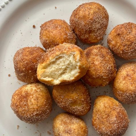 4 Ingredient Air Fryer Donut Holes - kizactivelife Air Fryer Donut Holes, Low Calorie Donuts, Easy Donut Holes, Donut Recipe Fried, Air Fry Donuts, Healthy Doughnuts, Healthy Donuts Recipe, Donut Hole Recipe, Healthy Donuts