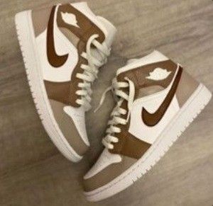 Nikes Aesthetic, Nike Shoes Women Fashion, Pretty Sneakers, Trendy Shoes Sneakers, Nike Fashion Shoes, Preppy Shoes, Pretty Shoes Sneakers, Jordan Shoes Retro, All Nike Shoes