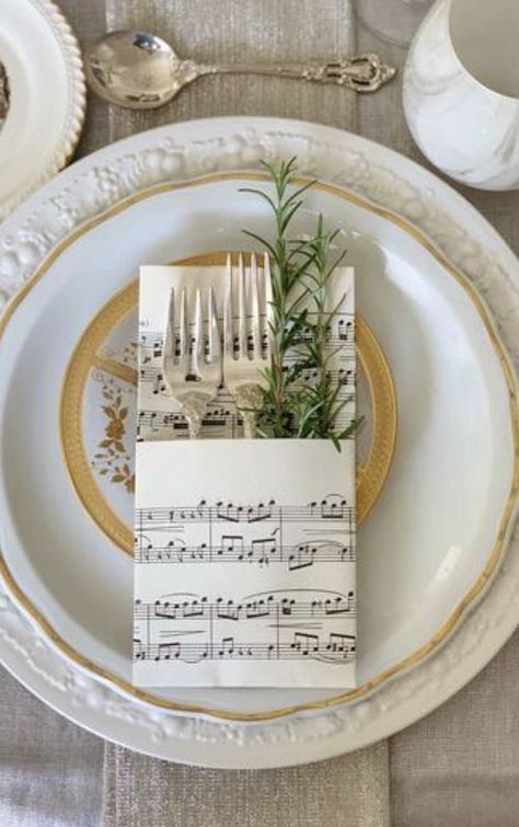 Music Centerpieces, Sheet Music Wedding, Sheet Music Crafts, Music Themed Parties, Music Themed Wedding, Deco Champetre, Tafel Decor, Table Decorating, Music Crafts