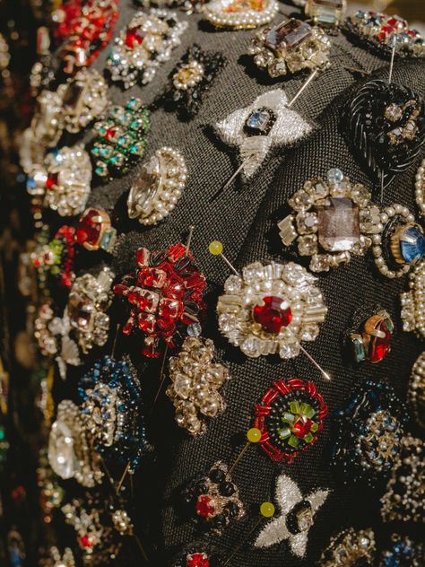 Alexander McQueen on X: "Close-up: a Spring/Summer 2019 menswear jacket is embroidered with jewels created by layering different embroidery techniques to achieve a rich three dimensional effect. Discover: https://t.co/ZnIcZgSFx4 #McQueenMenSS19 #AlexanderMcQueen https://t.co/0ezLE2gf0K" / X Menswear Jacket, Devine Design, Beaded Jacket, Beaded Jewels, Needlework Patterns, Illustration Fashion Design, Couture Details, Illustration Fashion, Absolutely Fabulous