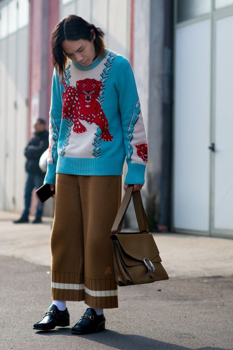 Of Course Showgoers Wore Gucci on Day 1 of Milan Fashion Week - Fashionista Gucci Street Style, Knitwear Street Style, Vogue Photography, Gender Fluid Fashion, Milan Fashion Week Street Style, Sweater Trends, The Best Street Style, Milan Fashion Weeks, Style Looks