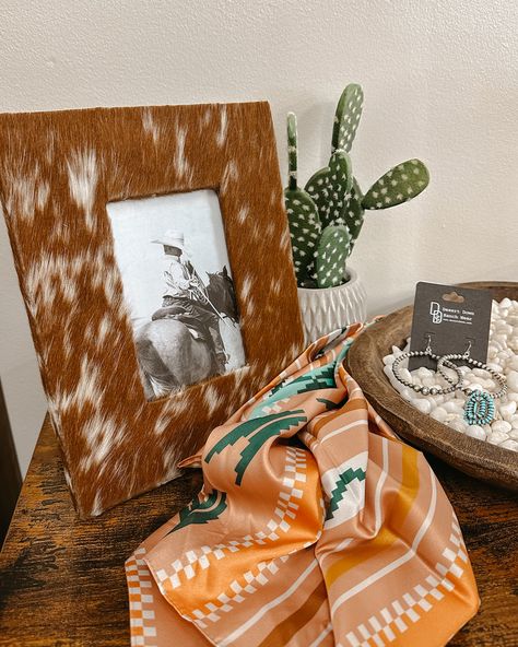 Western Desk Decor Ideas, Cowhide Picture Frame, Western Desk Decor, Room Ideas Scandinavian, Western Farmhouse Living Room, Cowhide Projects, Living Rooms Minimalist, Western Homestead, Living Room Ideas Scandinavian