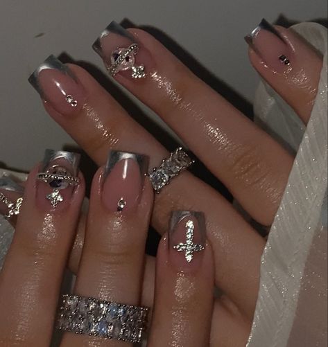 Silver Chrome Nails With Gems, Short Square Acrylic Nails Chrome, Matalic Nails Acrylic Silver, Drake Inspired Nails, Short Silver Chrome Nails, Short Jeweled Nails, Silver Charm Nails, Silver And White Acrylic Nails, Silver Y2k Nails