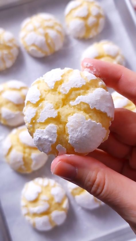 Katarina Cermelj (@theloopywhisk) • Instagram photos and videos Chef At Home, Crinkle Cookies Recipe, Lemon Crinkle Cookies, Crinkle Cookies, Lemon Cookies, Gluten Free Cookies, Cookies Recipes Christmas, Home Chef, Holiday Baking