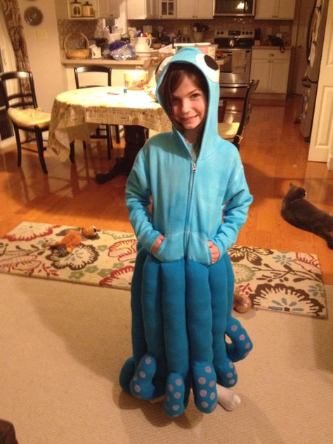 Octopus costume! Super easy with tights, hoodie and felt for eyes! Diy Kraken Costume, Kraken Costume, Diy Tentacles Costume, Octopus Diy Costume, Easy Diy Octopus Costume, Octopus Costume Diy, Octopus Dress Costumes, Baby Octopus Costume, Under The Sea Costumes