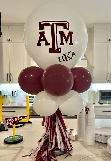 Tamu Graduation Party, Utsa Graduation Party Ideas, High School Graduation Table Decorations, A&m Graduation Party, Texas A M Graduation Parties, College Reunion Ideas, College Balloons, Aggie Party, Aggie Graduation Party